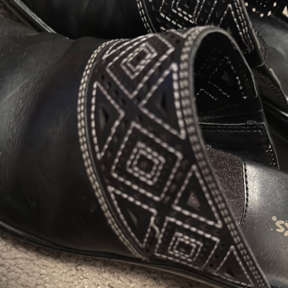 Clarks Black Leather Mules with Embossed Detailing - Picture 5 of 9